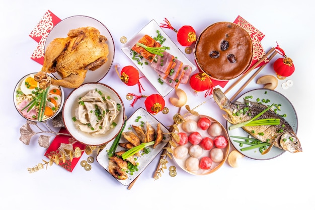 Masă cu diverse preparate culinare